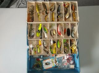 VINTAGE TACKLE BOX FULL OF FISHING LURES AND TACKLE LOADED TACKLE BOX 2