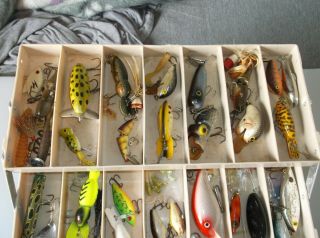 VINTAGE TACKLE BOX FULL OF FISHING LURES AND TACKLE LOADED TACKLE BOX 3