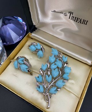 Vintage Crown Trifari Thermoset Baby Blue Spring Flowers Pin Brooch Earrings Set