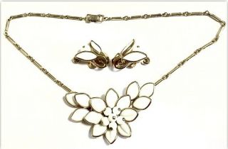 Vtg 40’s Crown Trifari White Poured Glass Flower Bar & Link Necklace & Earrings