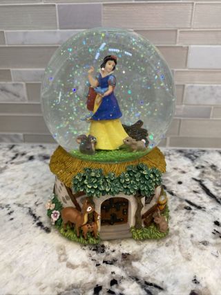 Enesco Disney Snow White " Whistle While You Work " Wind Up Musical Snow Globe