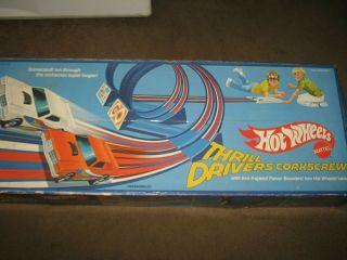 Vintage 1977 Hot Wheels Thrill Drivers Corkscrew Race Track