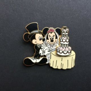 Mickey And Minnie Mouse Cutting The Wedding Cake - Disney Pin 12766