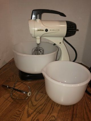 Vtg Sunbeam Mixmaster 12 Speed Stand Mixer White (2) Milk Glass Bowl (3) Beaters