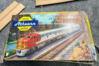 Vintage Athearn Trains Set W/ Dummy Locomotive And Extra Cars Ho Scale