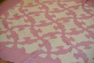 Vintage Hand Stitched Pink And White Drunkards Path Quilt 69 X 75 Scalloped Hem