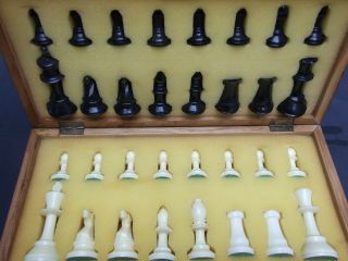 Vintage Chess Set Game In Wooden Box Hard Plastic Figures Collectables 1970 