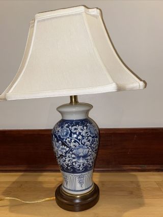 Vtg Frederick Cooper Chicago Chinese Ceramic Table Lamp On Wood Base Blue White