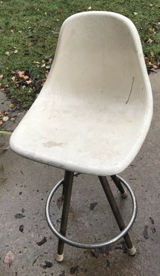 Vintage White Herman Miller / Eames Style Shell Swivel Chair With Metal Legs