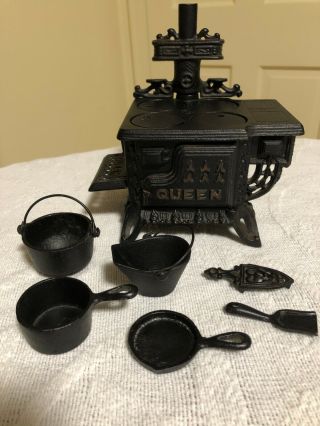 Vintage Queen Black Cast Iron Miniature Stove Set Salesman Sample With Pots