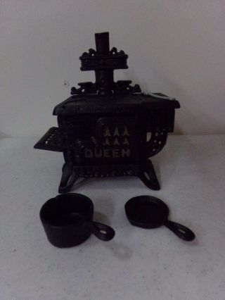 Vintage Miniature Queen Cast Iron Cook Stove And 2 Skillets/pans Salesman Sample