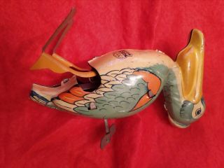 RARE TIN LITHO WIND UP TOY PELICAN WITH KEY WALKS CHEIN & CO.  USA 5in. 3