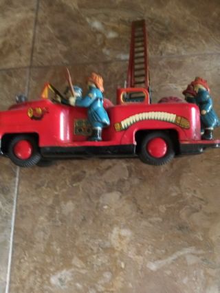 Vintage Tin Friction Fire Truck W/ Moveable Ladder/ Japan 2