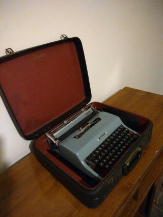 Vintage Olivetti Lettera 32 Portable Typewriter With Case.  Well