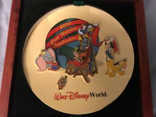 Walt Disney World 2000 Cast Holiday Celebration Pin Set (m495) ‏