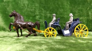 Vintage 1940 ' s Stanley Toys Cast Iron Horse Drawn Carriage Wagon w/ 2 Figurines 2