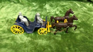 Vintage 1940 ' s Stanley Toys Cast Iron Horse Drawn Carriage Wagon w/ 2 Figurines 3