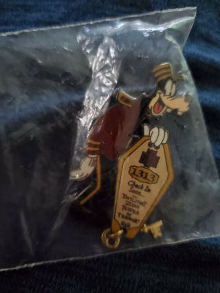 Disney Pin Tower Of Terror Countdown Bellhop Goofy With Key Dangle Le
