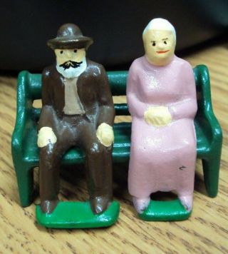 Vtg Manoil / Barclay Lead Figure Set Toy Old Lady & Man Couple On A Bench