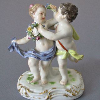 Antique Meissen Hp Porcelain 5 " Figurine Boy,  Girl W Wreath Of Flowers,  Posy