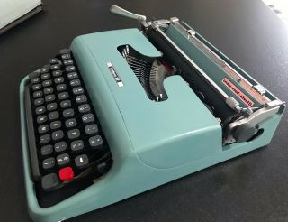 Vtg Underwood Olivetti Lettera 22 Portable Typewriter - Made In Italy 1957