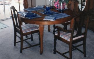 Antique Round Queen Anne Style Walnut Dining Table