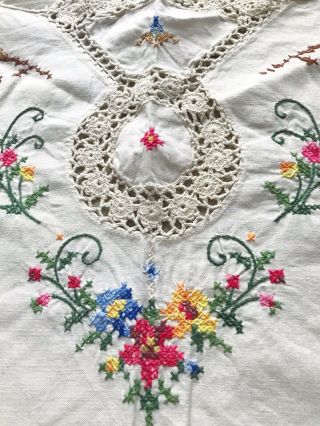 Large Pretty Vintage Hand Embroidered & Crochet/lace Tablecloth - Circle 57”