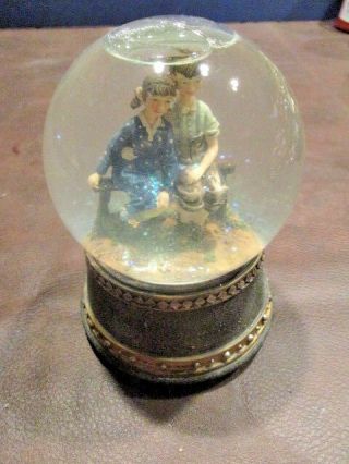 Usech.  106h: Norman Rockwell " Happy Couple In Park " Snow Globe