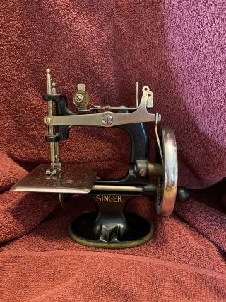 Antique Vintage 1920 ' s Singer Model 20 Toy Child Sewing Machine 2