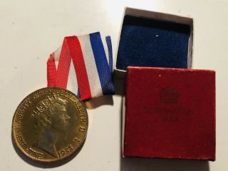 1953 Queen Elizabeth Ii Coronation Medal (gold Tone) W/ Ribbon & Box