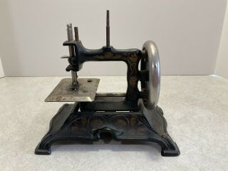 ANTIQUE MULLER CHILDS CAST IRON SEWING MACHINE - MODEL 15 2