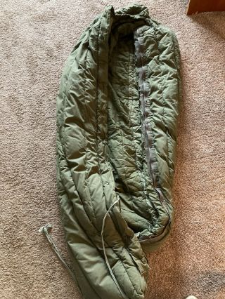 U.  S.  Military Extreme Cold Weather Sleeping Bag Mummy Bag W/ Hood Sub Zero Vtg