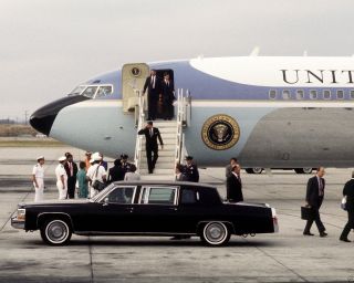 President Ronald Reagan Exits Air Force One In California 1988 - 8x10 Photo