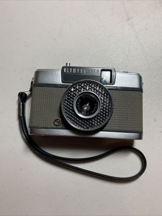 Vtg Olympus Pen Ees - 2 Half Frame Camera D.  Zuiko F2.  8 35mm Made In Japan Silver