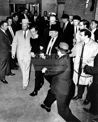 Jack Ruby Prepares To Shoot Lee Harvey Oswald On 11/24/63 - 8x10 Photo (aa - 178)