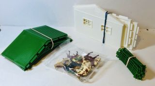 S Scale 1/64th Ertl Farm Play Set - Shed & Fence With 20 Animals Train Scenery