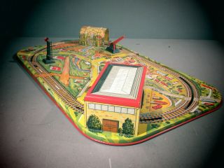 Marx Metal Wind Up Tin Lithograph Train Layout. 2