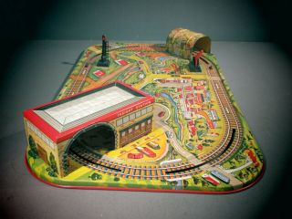 Marx Metal Wind Up Tin Lithograph Train Layout. 3