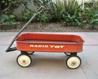 Radio Tot Vintage Pull Wagon