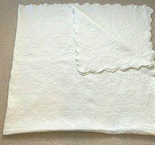 Vintage White Floral Matelasse Bedspread Scalloped Edge Full/Queen Size 84 