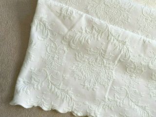 Vintage White Floral Matelasse Bedspread Scalloped Edge Full/Queen Size 84 