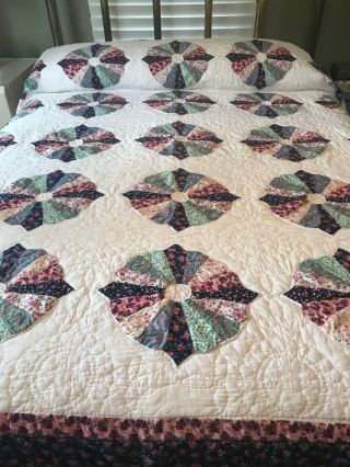 Vintage Hand Made Dresden Plate Quilt : 80 