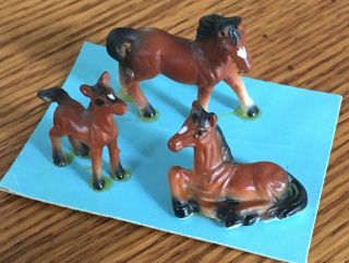 Vtg Miniature Horse Family Bay Porcelain Figurine Foal Stand Lay Brown Mini Card