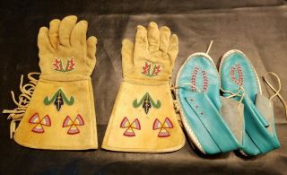 Vintage 1960’s Native American Beaded Leather Moccasins Hand Laced,  Gloves