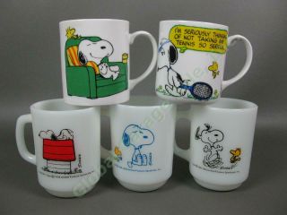 5 Vintage 1965 Peanuts Snoopy Anchor Hocking Determined Milk Glass Mug Set Nr