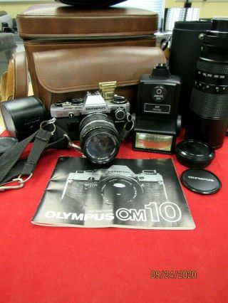 Vintage Olympus Om - 10 Camera W/ Vivitar Lense And Mount Flash (21972 - Cam - Oy)