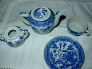 Vintage CHILD ' S 5 Piece TEA SET BLUE WILLOW Tea Pot w/ Lid,  Sugar,  Cup & Plate 2