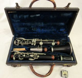 Vtg Musical Instrument And Gear Woodwind 1940 - 50 Clarinet Plus Case Reeds Grease