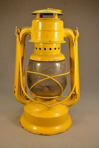 Vintage Oil Lamp Lantern The World Light Mfy.  Ltd.  Made In Hongkong Yellow