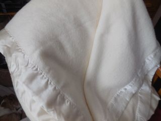 Gently Pre - Owned 97x110 " Ca King Polyester Blanket Satin Binding Cream Color